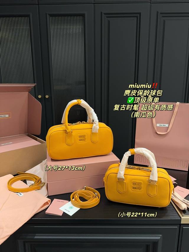 顶级原单大号 全套包装尺寸27.13 小号 全套包装尺寸22.11 Miumiu 麂皮保龄球包 超级有质感 轻松演绎复古时髦 包型挺阔，简约而不简单不需要过多的