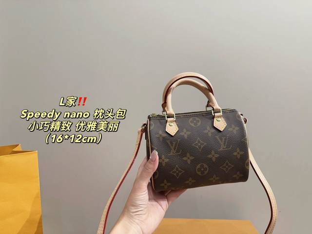 钢五金跳码芯片 配盒尺寸16.12 Lv Speedy Nano 枕头包 不可调节肩带 绵密的手感，轻便的包包 很有质感 可盐可甜 上身绝美 无可比拟 是每个追
