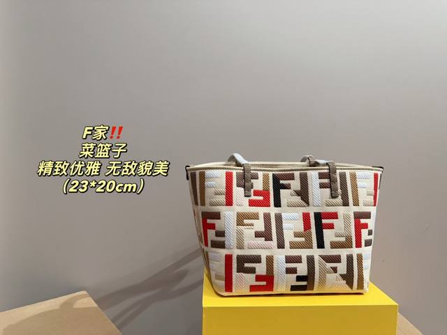 配盒尺寸23.20 芬迪 菜篮子 时髦拿捏住啦 不显老气好好搭啊 而旦貌美气质加成好高的呀~ 爱死了这份从容优雅