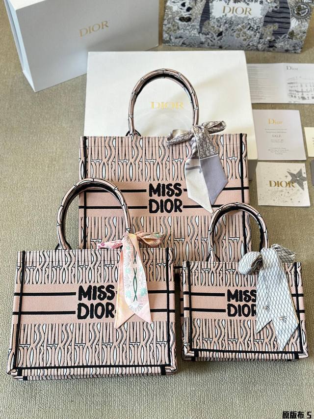 原版布 Dior 原版布提花 Dior Book Tote今年最喜欢的一款购物袋 Tote我用的次数最多的包，因为容量超级大，不管什么东西都向里面放，当然凹造型
