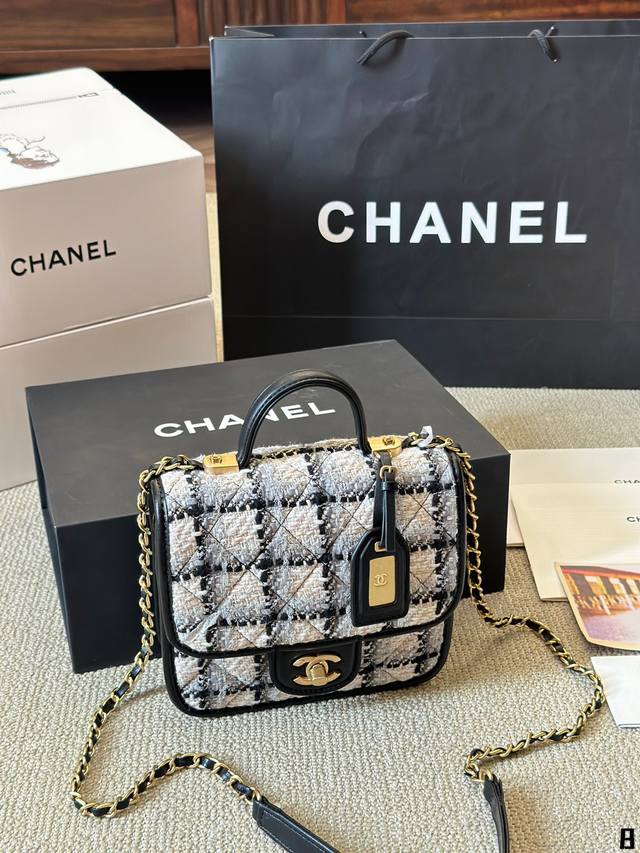 毛呢 Chanel24S新款斜纹软呢邮差包 高级复古 这款太适合秋冬啦 清爽高级不油腻 能搭配我秋冬所有衣服，特别是我爱的小香风 尺寸：17X20.5X6Cm