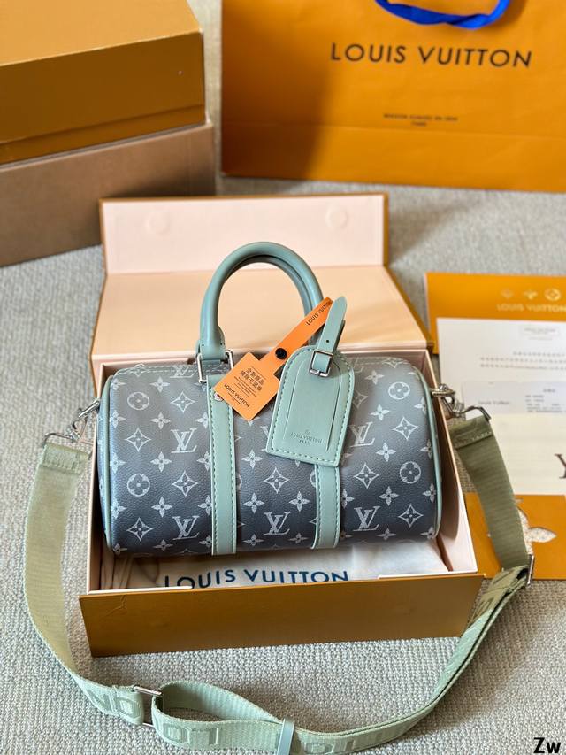 男帅女飒！！Lv Keepall25 路易威登 Keepall 25 蓝色老花有辨识度又低调 City的行李牌整个包包有不单调 尼龙宽肩带 上身也不勒肩膀 尺寸