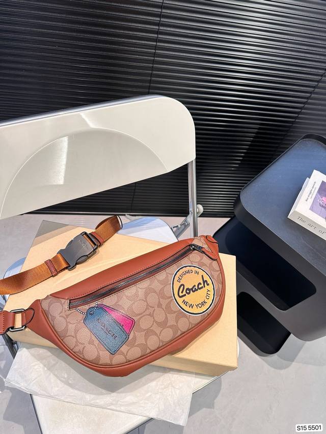 配盒子 蔻驰胸包 腰包 多用款 可调节肩带,带有品牌定制卡扣,及定制衔接五金件,宽带金属套扣,非常结实!出色的品质保证了实用与耐用性,可挎于腰部,实用免手提设计 配盒子 蔻驰胸包 腰包 多用款 可调节肩带,带有品牌定制卡扣,及定制衔接五金件,宽带金属套扣,非常结实!出色的品质保证了实用与耐用性,可挎于腰部,实用免手提设计