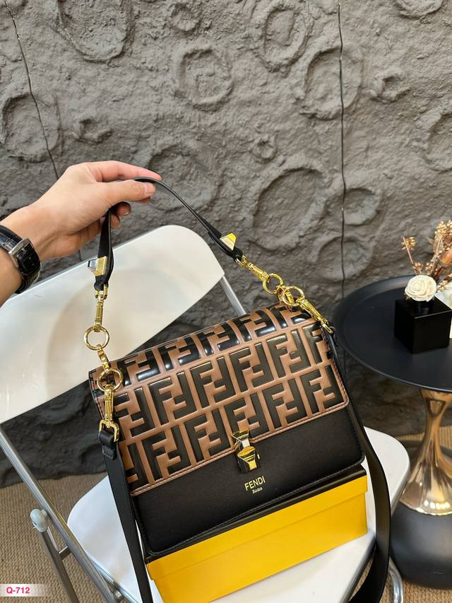 配礼盒 芬迪 Fendi 新款 Kan I系列款单肩包进口优质面料 原版五金 顶级复刻以华丽高贵的外形成为当下最炙手可热之作超级大牌 官网同步内里原标原编码，精