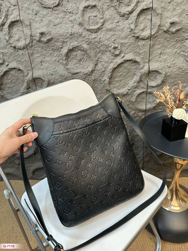 Lv托特百搭实用 可甜可盐 又酷又飒。逛街通勤，完全是可以驾驭的吖。 巨大袋身干净的外部线条 尺寸：29.31