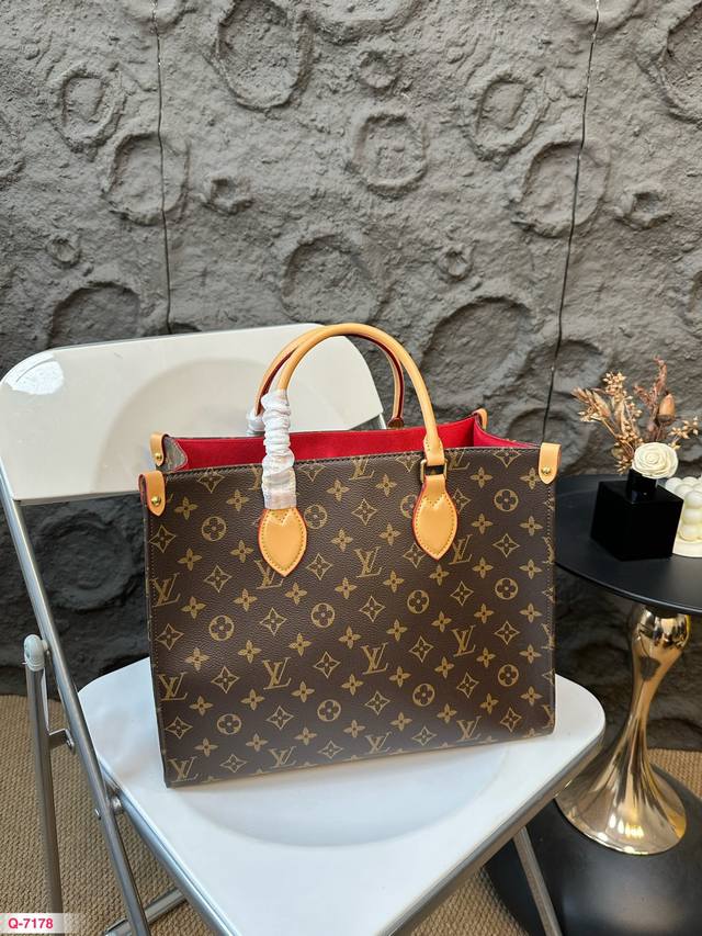 Lv托特包 超火的tote托特包，日常通勤都非常可会越用越喜欢的一款，值得入手。尺寸：34 2