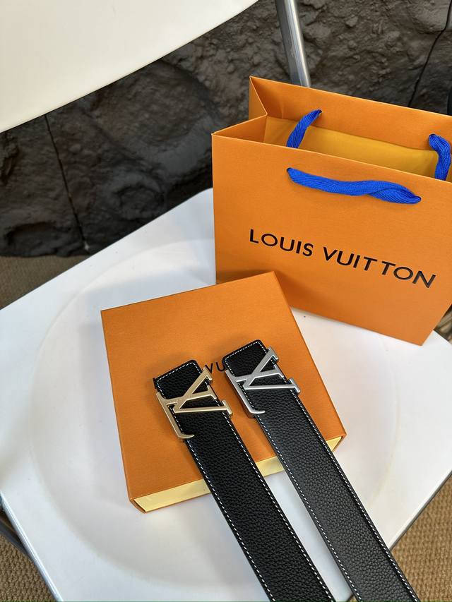 升级版 Lv!! 高版本! 腰带 嘿哈 原单牛皮皮带~热门款 皮带里面最火的啦~质量很好 全套包装!五金绝对不褪色 皮带头和专柜一样的哦~ 配礼盒手提袋发票 升级版 Lv!! 高版本! 腰带 嘿哈 原单牛皮皮带~热门款 皮带里面最火的啦~质量很好 全套包装!五金绝对不褪色 皮带头和专柜一样的哦~ 配礼盒手提袋发票