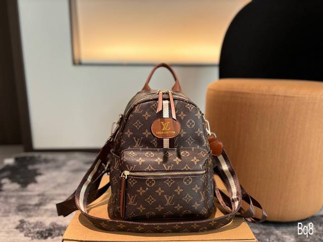 Lv爆款双肩出货 新款 男女背都好看 作为一只合格的双肩包 一定要好看 舒适 耐造 背包比较大 远途旅行带它准没错 也是学生党的最佳选择 超级实用 再适合不过小