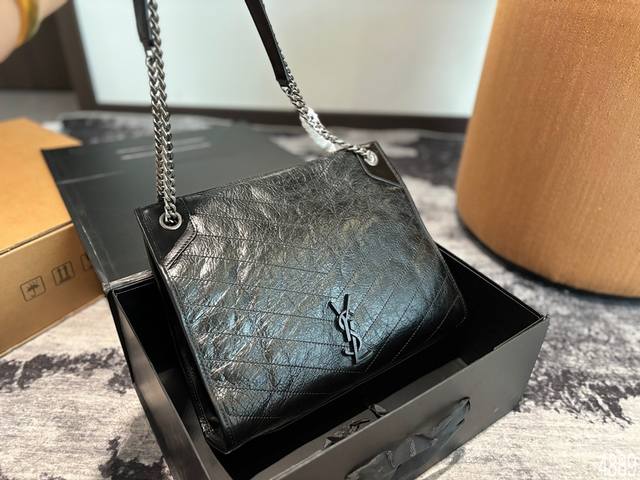 圣罗兰托特 又是心动 百搭又高级 不咋挑衣服。随意拎着就能出门 单肩斜挎都可以 春秋搭配大衣，真的绝绝子 酷飒风中又带着随意慵懒 尺寸：32.11.28