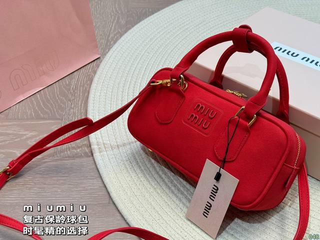 配盒 缪缪miumiu 复古保龄球包 时髦精的选择 见到实物不得不感叹火有它火的道理 超实用的好嘛!! 尺寸22 11 配盒 缪缪miumiu 复古保龄球包 时髦精的选择 见到实物不得不感叹火有它火的道理 超实用的好嘛!! 尺寸22 11