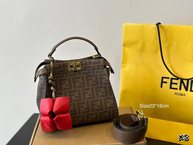 折叠盒 Fendi Peekaboo Iconic Mini一直很种草fendi的这款“小猫包”简约时髦！我入手了黑色，更加百搭，各种场合都能背皮质超级柔软 手