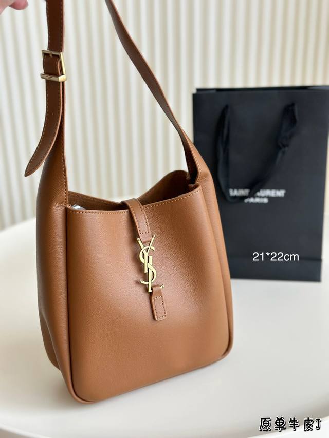 全套包装 Ysl慵懒高级感的hoborose演绎的很到位! 这个款式是le5A7腋下包的升级系列!尺寸设计更加实用。经典的黑色。简简单单的设计层次。配上金色lo 全套包装 Ysl慵懒高级感的hoborose演绎的很到位! 这个款式是le5A7腋下包的升级系列!尺寸设计更加实用。经典的黑色。简简单单的设计层次。配上金色lo