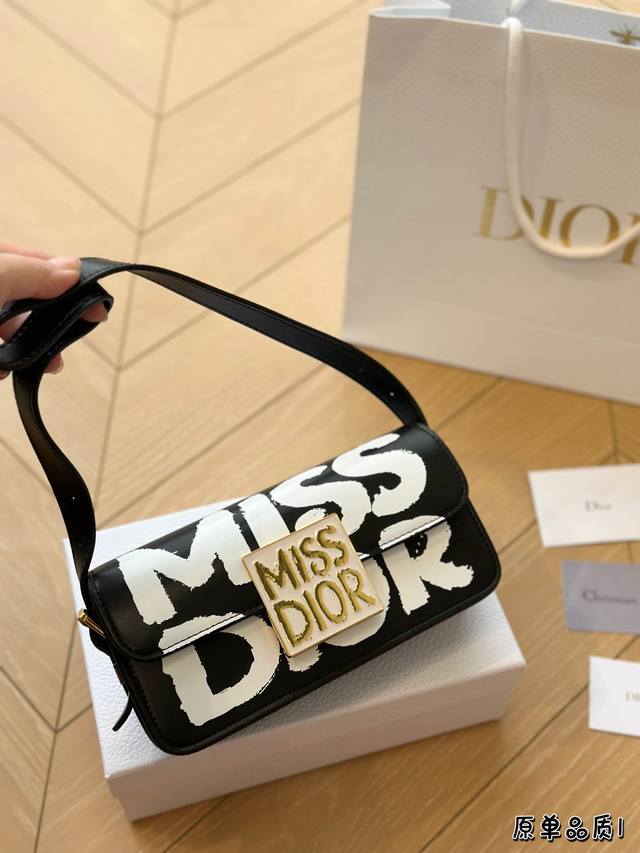 Dior这款腋下包太好背 一直很喜欢横版的包包 单肩背放在腋下长度刚刚好很舒适 横版的放手机和粉饼之类的 容量又比较大很好装东西 Miss Dior有很多颜色和