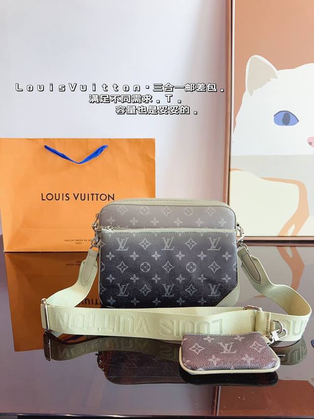 Lv经典爆款pochette Trio男包三合一大包+麻将包+零钱包 3个包包和1条肩带组成,各个部分都可以拆解,随意组合搭配 肩带可调节,可单肩 斜挎 好看好 Lv经典爆款pochette Trio男包三合一大包+麻将包+零钱包 3个包包和1条肩带组成,各个部分都可以拆解,随意组合搭配 肩带可调节,可单肩 斜挎 好看好