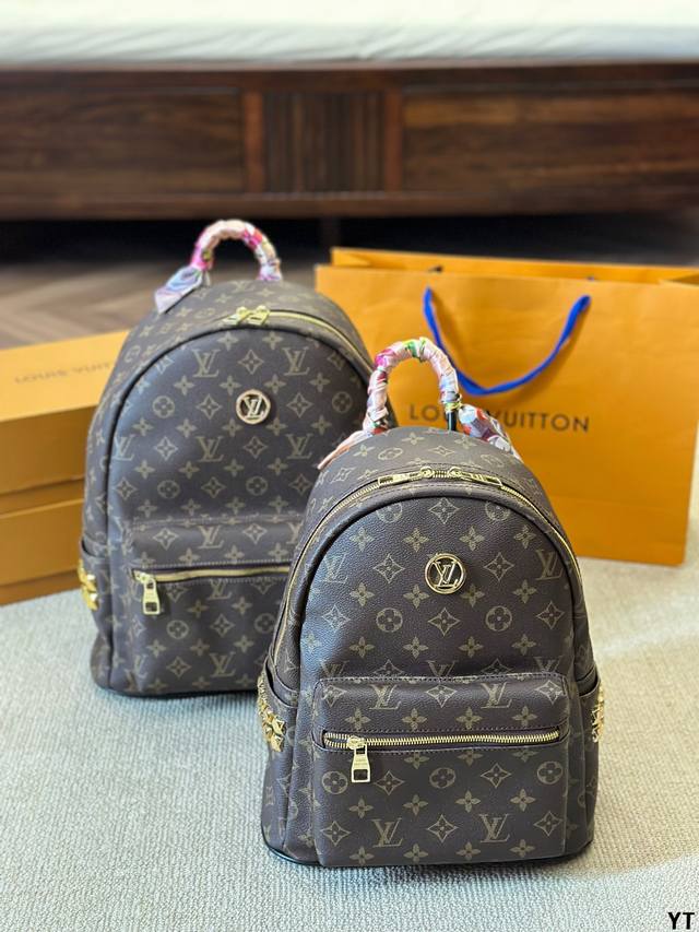 Lv 新款双肩 整包logo 炒鸡火 超级实用的款式 经典妈咪包 宝宝包 超级大牌 内衬logo 时尚百搭款式 不挑年龄段 喜欢的抓紧自留啦 尺寸大号30 38