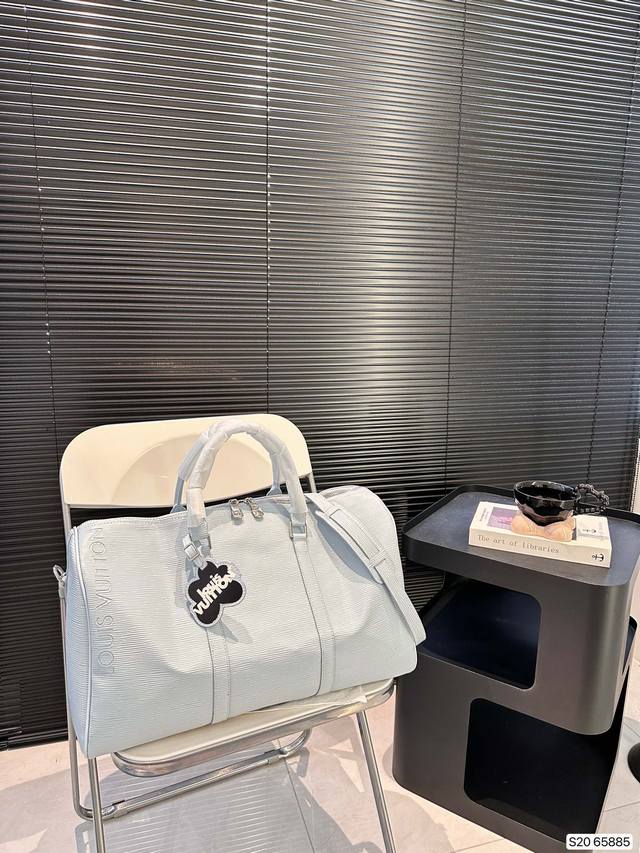 Lv旅行袋 非常具有设计感 简约又精致，细节满满 无论是长途旅行，还是短途郊游，都是超实用的时尚搭配哦！尺寸：45 26 货号65885