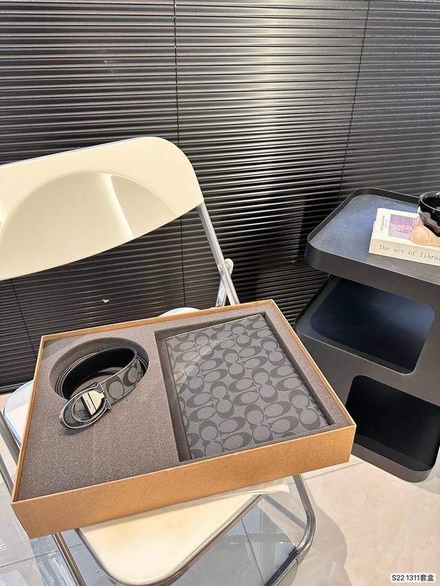 配盒子 蔻驰洗漱包套盒 手包+腰带 送礼佳品,年轻活力,可谓一举两得 尺寸:26 20 货号1311 配盒子 蔻驰洗漱包套盒 手包+腰带 送礼佳品,年轻活力,可谓一举两得 尺寸:26 20 货号1311