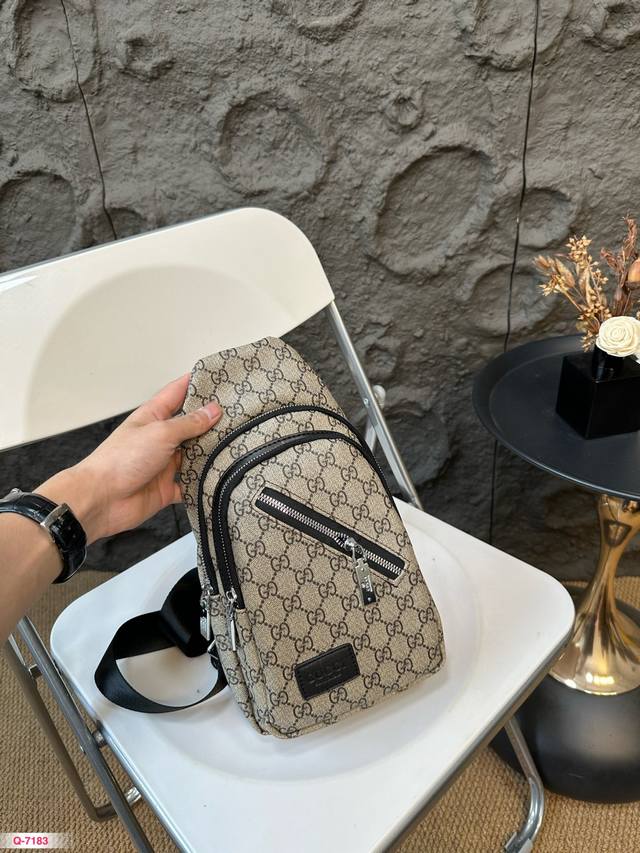 酷奇gucci男女款情侣胸包!专柜同步!胸包-斜挎包! 出行必备单品!小包包大容量!手机钱包充电器随身物品 轻松容下!购物出行首选!尺寸17.13 酷奇gucci男女款情侣胸包!专柜同步!胸包-斜挎包! 出行必备单品!小包包大容量!手机钱包充电器随身物品 轻松容下!购物出行首选!尺寸17.13