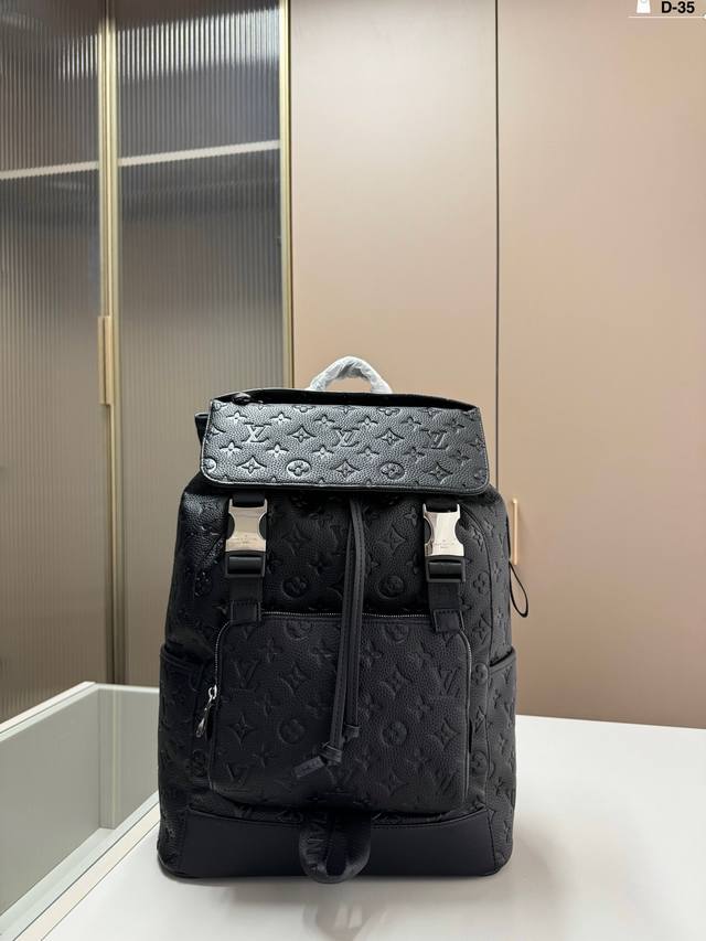 Lv双肩包 百搭到没朋友 时尚感超强 辨识度很高 容量很大 上身也很帅气 D-35尺寸30.14.41