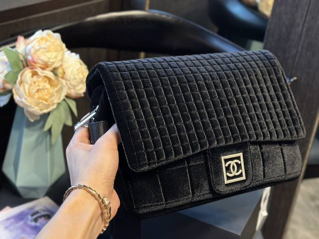 谁能拒绝拥有一只 Chanel运动双肩 Chanel Sports Line 运动方标系列黑银 白银双肩 超级好背 美式复古 简单时髦 该说不说 Chanel运