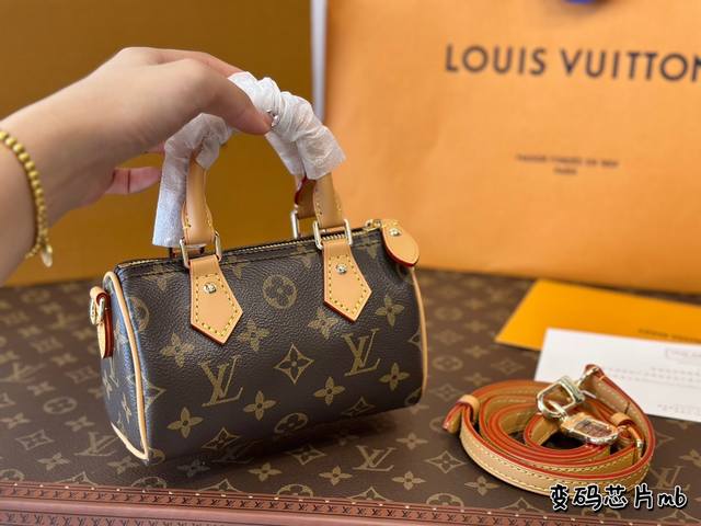 全套包装 顶级品质 又一款被带火的枕头包 Nano枕头包 手机能放 肩带可以调节太实用了 配置包装 如图 尺寸16Cm