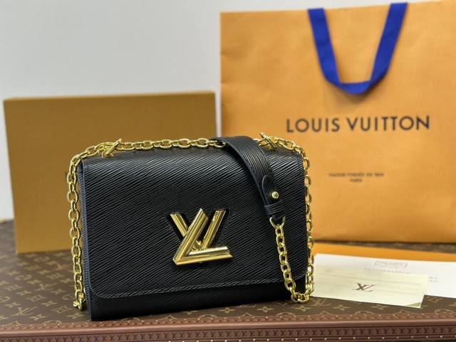 折叠盒 L家水波纹链条包 重工编织 细节超完美！重点是水波纹跟耐剐蹭 对于比较粗bao的宝宝来说真的很赞 正式场合还可以把链条拆下来哦 尺寸24*15Cm