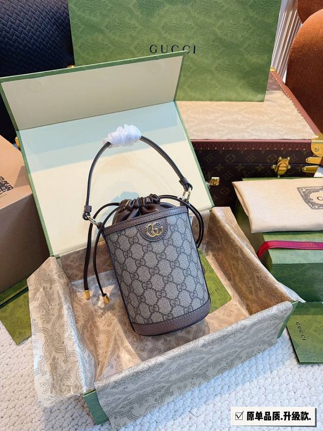 配礼盒. Gg迷你水桶包饰互扣式双g标识gg迷你水桶包。Gucci追溯品牌源自20世纪20年代的奢侈旅行风尚，持续探索皮具系列。这款米色和乌木色gg Supre