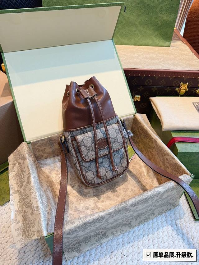 配礼盒. 酷奇 Gucci 抽绳水桶包 简直无法拒绝 超显气质 高级感十足 集美必入款 尺寸：12*5*23