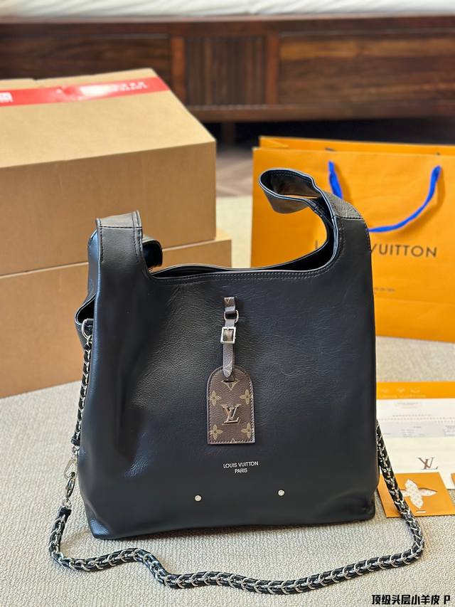 顶级原单 小羊皮 Size：35 34Cm L家 新品秀款菜篮子 福袋 除了菜篮子经典的手提方法之外 还多给了一条肩带 可以单肩和斜挎哦！