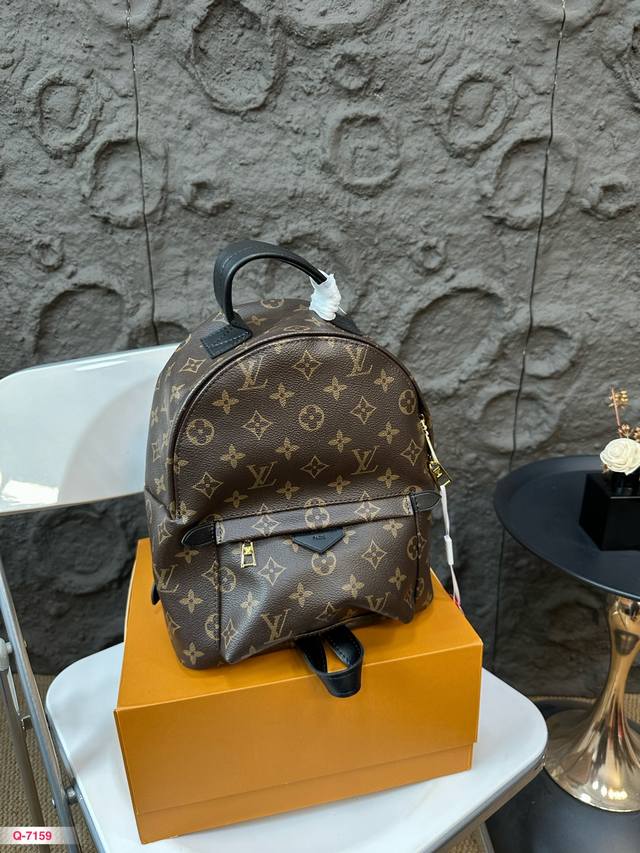 配折叠盒 Lv双肩包一上身可爱就一步到位啦！ 不会有人没见过这个mini拼色老花双肩包吧？ 焦糖拼色超级时尚！ 包型完全不挑人，容量大又很方便 肩带可以随意拆卸