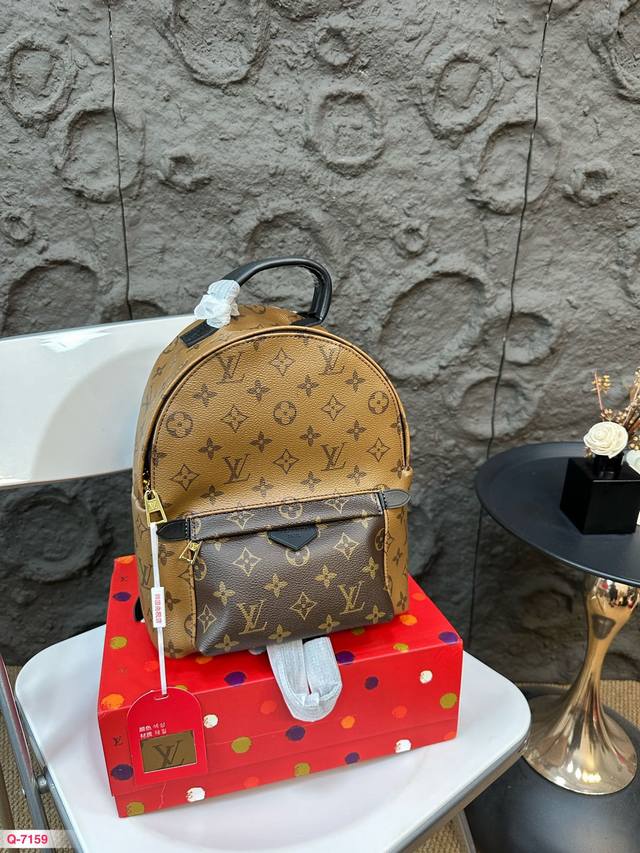 配折叠盒 Lv双肩包一上身可爱就一步到位啦！ 不会有人没见过这个mini拼色老花双肩包吧？ 焦糖拼色超级时尚！ 包型完全不挑人，容量大又很方便 肩带可以随意拆卸