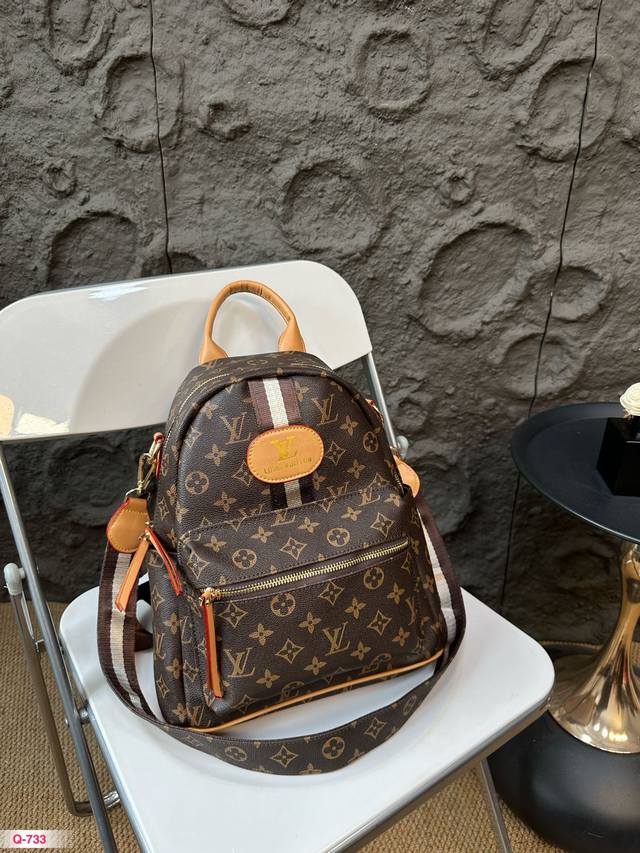 Lv 双肩背包到货啦 韩国专柜新款双肩包原单代工品质 原版颜色拉头！专柜同材质 原版ykk拉头拉链 专柜原装定制 专柜同质量q-733 尺寸25.30Cm