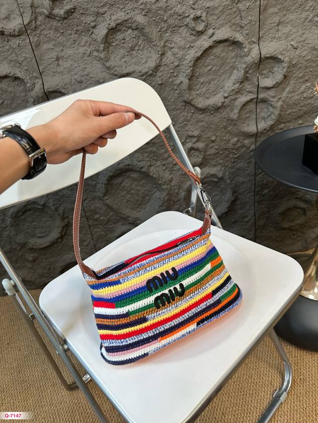 配礼盒 Miumiu托特包来啦 太美太松驰了趴，真的老少咸宜每顶级小牛皮，上乘的皮革质感高级 包身软而不塌 日常出行回头率百分百 手工缝制皮面logo，包体轻软