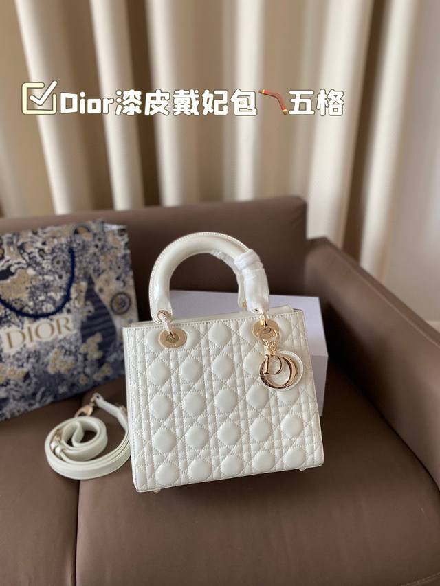 漆皮戴妃包 五格 戴妃一直都是优雅的代名词 既高颜值又值得入手的经典系 Minisize特别适合各路小仙女♀ 上身非常有质感 给人气质温婉的感觉 并且 可以承包