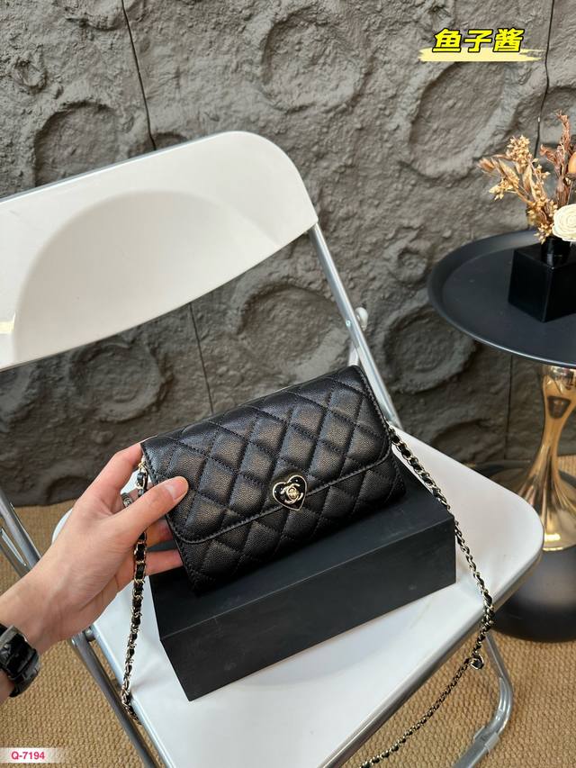 配折叠盒 香奈儿 珐琅爱心扣 鱼子酱 舒适与精致并存 简洁大方 却又不失小心机 轻松朾造优雅通勤穿搭！ 尺寸19.13