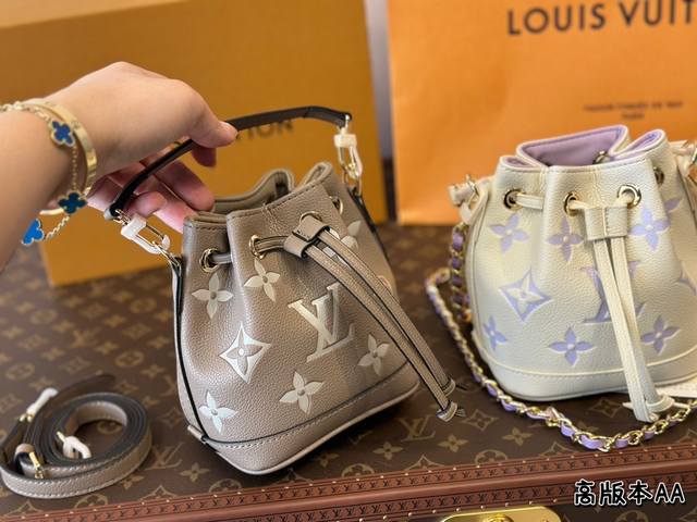 折叠盒 Lv新款nano Noe拿到手啦 比旧款更硬挺版型更立体 肩带是可以调节的对小个子非常友善 目前唯一的缺点就是束口位置的抽绳很硬不容易拉紧幸亏自然松开状 折叠盒 Lv新款nano Noe拿到手啦 比旧款更硬挺版型更立体 肩带是可以调节的对小个子非常友善 目前唯一的缺点就是束口位置的抽绳很硬不容易拉紧幸亏自然松开状