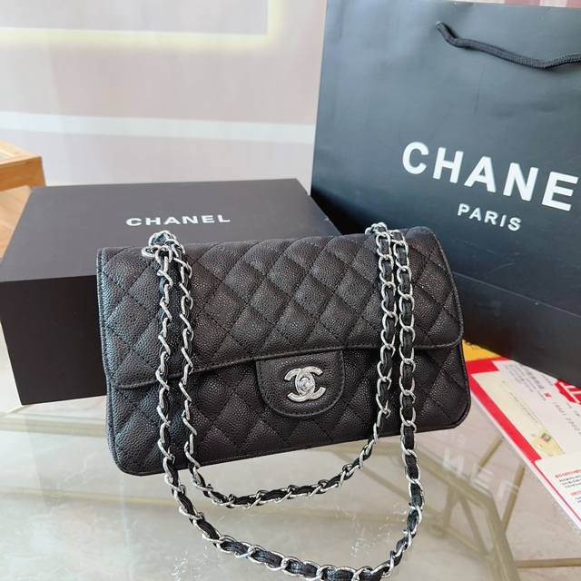 配折叠盒子 鱼子酱牛皮 Chanel 香奈儿cf 包 超火爆时尚单品 高版本 做工精细 进口五金 让你无论是夏天还是冬天都能背上它出门 是不是性价比超级高 随便