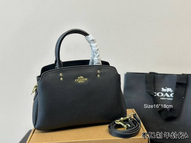 Coach Zuri Crossbody迷你戴妃包梯形结构非常摩登时尚金属的配色质感满满这么可爱的小包包还不冲16*18