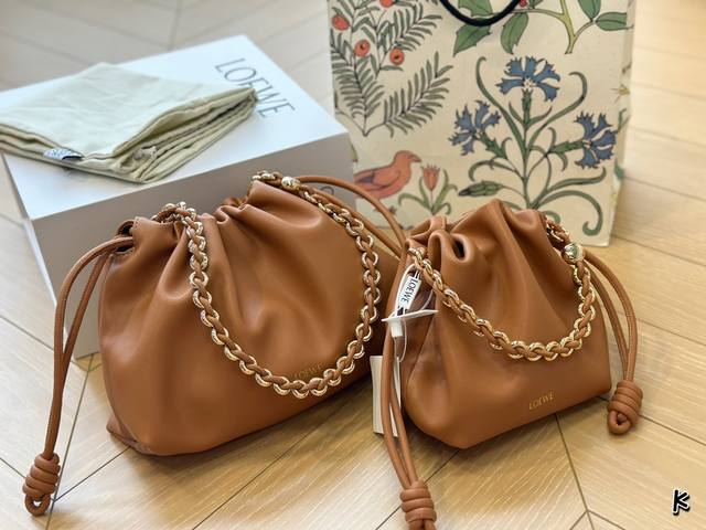 牛皮 Loewe 真皮云朵包 福袋包小众百搭 云朵包小号来袭，这次给大家带来的不仅仅是颜值爆表的水桶包，还是一款小众,百搭,真皮,高级的理想选择 米白色调，清新