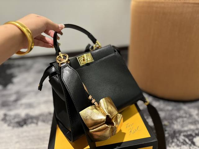 折叠盒尺寸23.10.20. 芬迪fendi Peekaboo小猫包 经典包型 可爱俏皮 高级感满满 任何搭配都可轻松驾驭 折叠盒尺寸23.10.20. 芬迪fendi Peekaboo小猫包 经典包型 可爱俏皮 高级感满满 任何搭配都可轻松驾驭