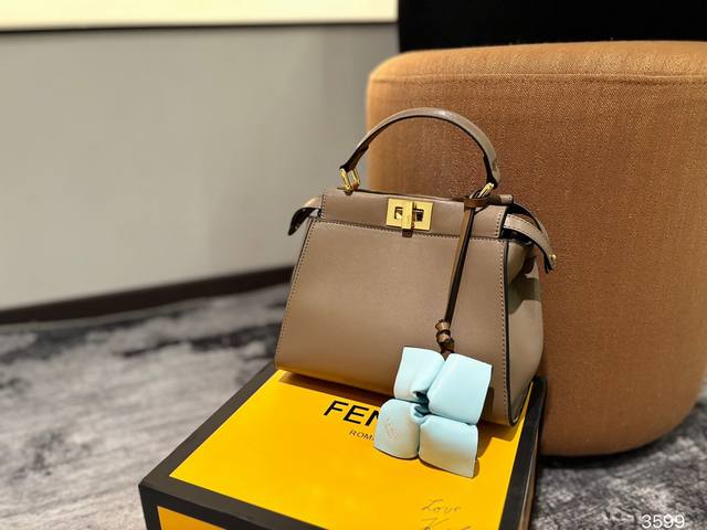 折叠盒尺寸23.10.20. 芬迪fendi Peekaboo小猫包 经典包型 可爱俏皮 高级感满满 任何搭配都可轻松驾驭 折叠盒尺寸23.10.20. 芬迪fendi Peekaboo小猫包 经典包型 可爱俏皮 高级感满满 任何搭配都可轻松驾驭