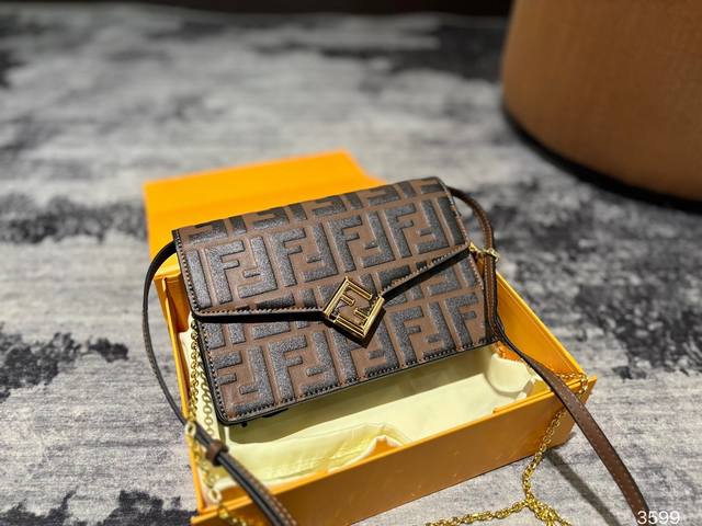 Fendi芬迪信封包 单肩、斜跨都不是问题, 有种慵慵懒懒的街头!! 尺寸:21 14 Fendi芬迪信封包 单肩、斜跨都不是问题, 有种慵慵懒懒的街头!! 尺寸:21 14