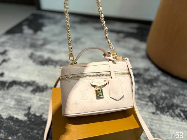 配全套包装 Size:23*15Cm 小香家 Cf我们一直很用心在做 秒杀其他市面上的货 小球纹牛皮! 很舒服的一种! 不管您是谁 稳稳hold住哦 配全套包装 Size:23*15Cm 小香家 Cf我们一直很用心在做 秒杀其他市面上的货 小球纹牛皮! 很舒服的一种! 不管您是谁 稳稳hold住哦