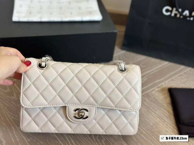 配全套包装 Size：23*15Cm 小香家 Cf我们一直很用心在做 秒杀其他市面上的货 小球纹牛皮！ 很舒服的一种！ 不管您是谁 稳稳hold住哦