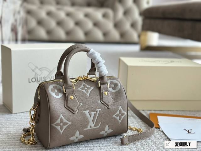Lv 路易威登speedy 20奶蓝色枕头包斜挎老花百搭 女包m46883本款nano Speedy手袋选用monogramempreinte皮革,通过压印和印 Lv 路易威登speedy 20奶蓝色枕头包斜挎老花百搭 女包m46883本款nano Speedy手袋选用monogramempreinte皮革,通过压印和印