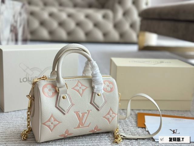 Lv 路易威登speedy 20奶蓝色枕头包斜挎老花百搭 女包m46883本款nano Speedy手袋选用monogramempreinte皮革,通过压印和印 Lv 路易威登speedy 20奶蓝色枕头包斜挎老花百搭 女包m46883本款nano Speedy手袋选用monogramempreinte皮革,通过压印和印