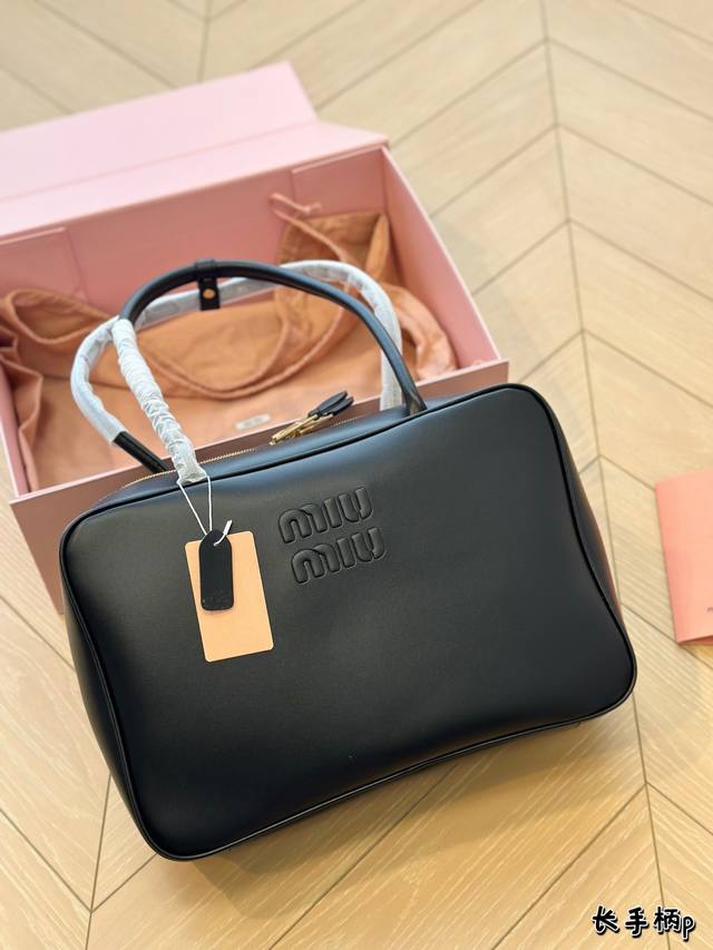 折叠盒 尺寸34*23Cm 缪缪miumiu 手提包 轻轻松松高级感 包包手感巨好容量也很不赖 简单却又不失华丽 不要觉得会炸眼太高调了什么的 根本不会! 在你 折叠盒 尺寸34*23Cm 缪缪miumiu 手提包 轻轻松松高级感 包包手感巨好容量也很不赖 简单却又不失华丽 不要觉得会炸眼太高调了什么的 根本不会! 在你