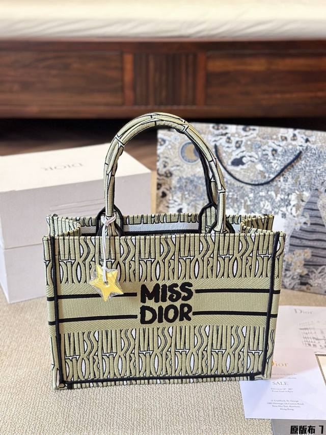 原版布 Dior 原版布提花 Dior Book Tote今年最喜欢的一款购物袋 Tote我用的次数最多的包，因为容量超级大，不管什么东西都向里面放，当然凹造型