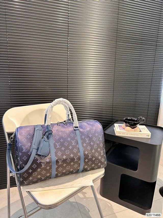 Lv旅行袋 非常具有设计感 简约又精致，细节满满 无论是长途旅行，还是短途郊游，都是超实用的时尚搭配哦！尺寸：45 26 货号11466
