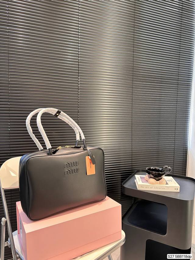 配折叠盒子 缪缪miumiu 托特包 质感很高级 容量超级大也很耐用 日常出街背它回头率百分百 就是这种随性慵懒感 尺寸:34 23 货号5Bb118 配折叠盒子 缪缪miumiu 托特包 质感很高级 容量超级大也很耐用 日常出街背它回头率百分百 就是这种随性慵懒感 尺寸:34 23 货号5Bb118